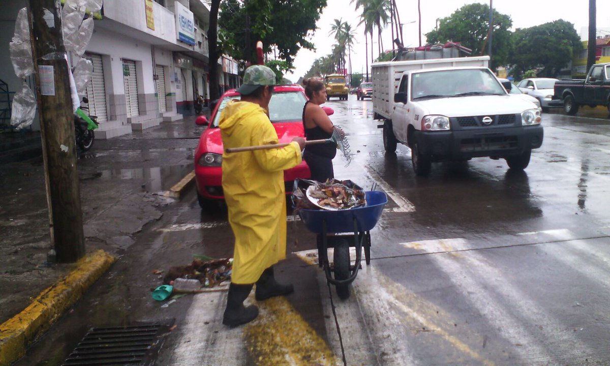 AyuntamientoVer's tweet photo. Realizan PC y Servicios Municipales labores de limpieza Av. Miguel Alemán. https://t.co/mD4Q7TU5vY