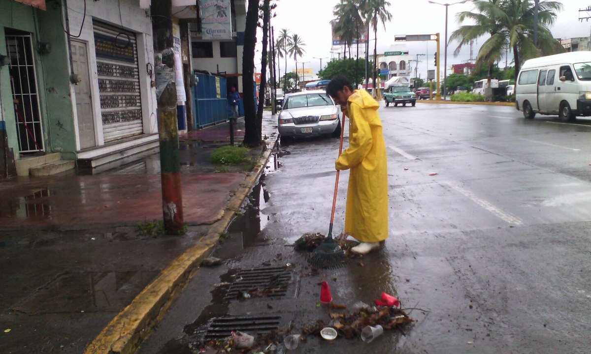 AyuntamientoVer's tweet photo. Realizan PC y Servicios Municipales labores de limpieza Av. Miguel Alemán. https://t.co/mD4Q7TU5vY