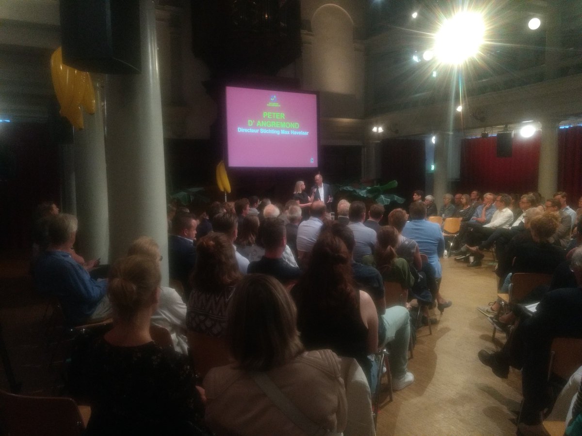 Peter D'Angremond van Max Havelaar opent het #bananendebat in Amsterdam. De hoge opkomst prikkelt de verwachtingen voor de avond. #fairtrade