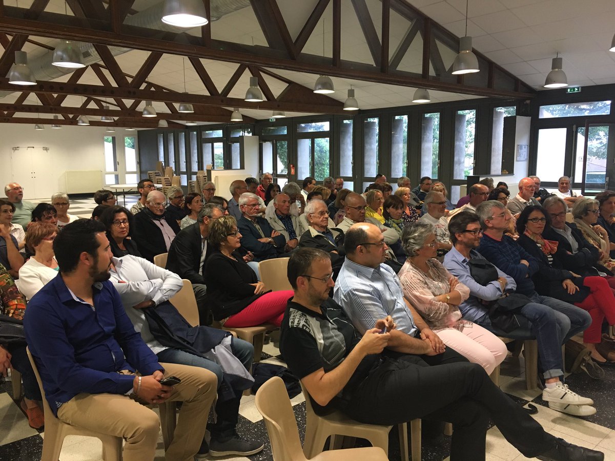 fcheville's tweet photo. Plus de 100 personnes à Volvic pour échanger avec @cpiresbeaune et @Dumas5Laurent. La dynamique s'amplifie ! 
#cpb2017
#ContinuonsEnsemble https://t.co/ysQPFsuyE1