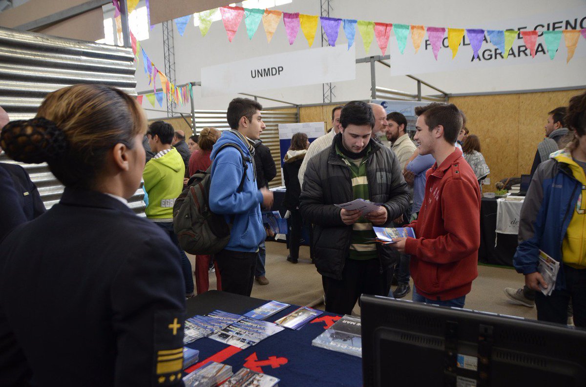 AdriCCaceres's tweet photo. #AHORA primer dia de la "Expo Balcarce Estudia" 👇 con talleres de orientación vocacional y la participación de las mejores Universidades 📚📖 https://t.co/cJkYORNRAN