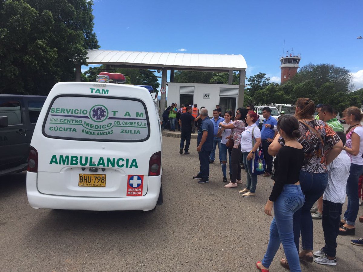 GoberNorte's tweet photo. Gob. @WilliamNdeS acompaña a gimnasta Deisy Barrientos momentos previos a su traslado a Bogotá, donde recibirá atención especializada https://t.co/xyH6jsEnvx