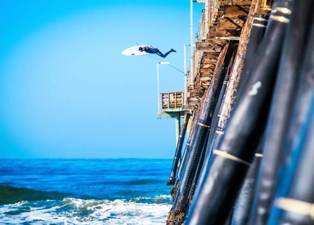 Diving into the week like... ✌ @dougcarrey takes the pier plunge! Photo by @joshuajamesimages. #deepsurfmag instagram.com/p/BUuhNVghJzy/