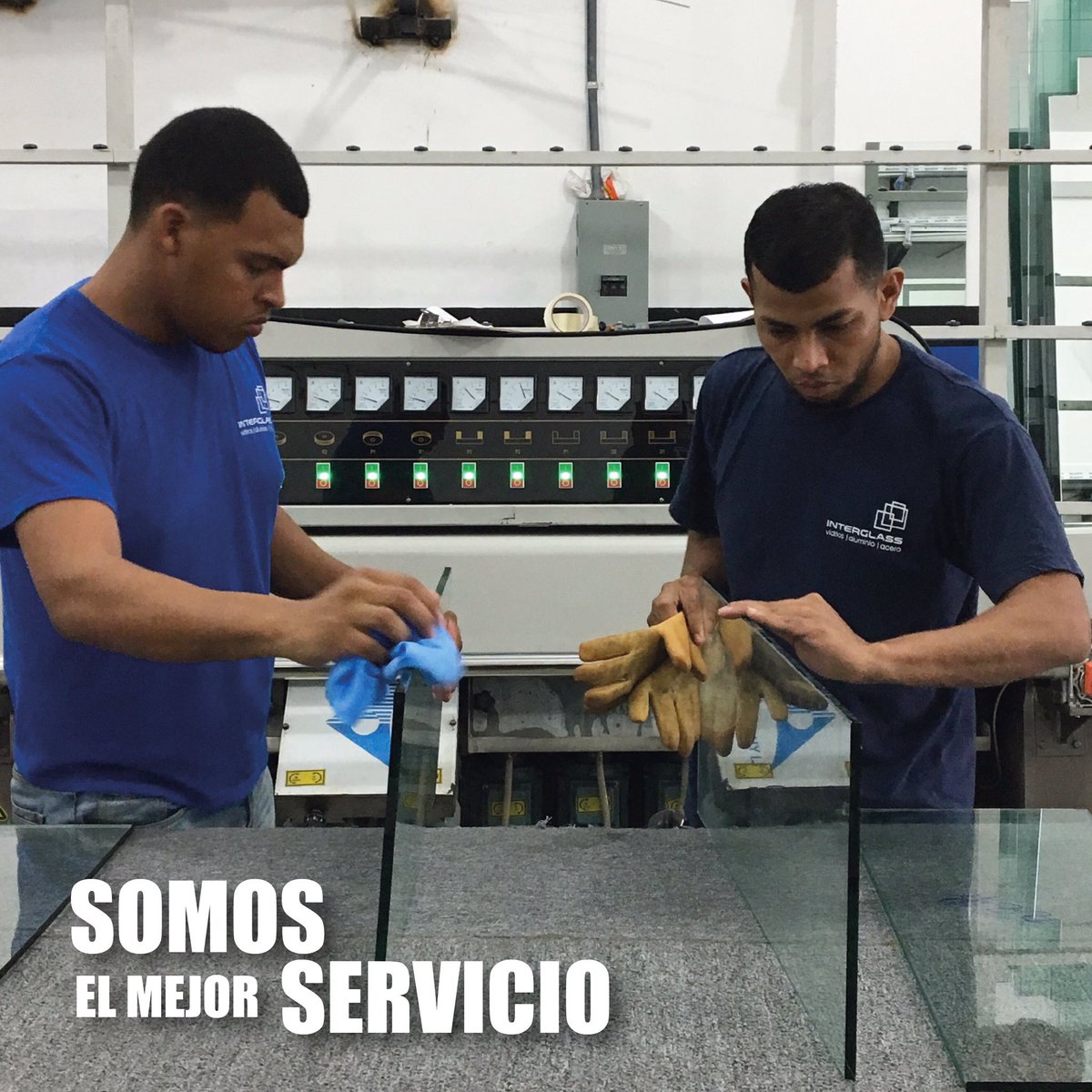 Servicios para vidrios con la mejor calidad posible.
Corte, canteo, perforación, saques, bisel, templado, sandblasting y más.