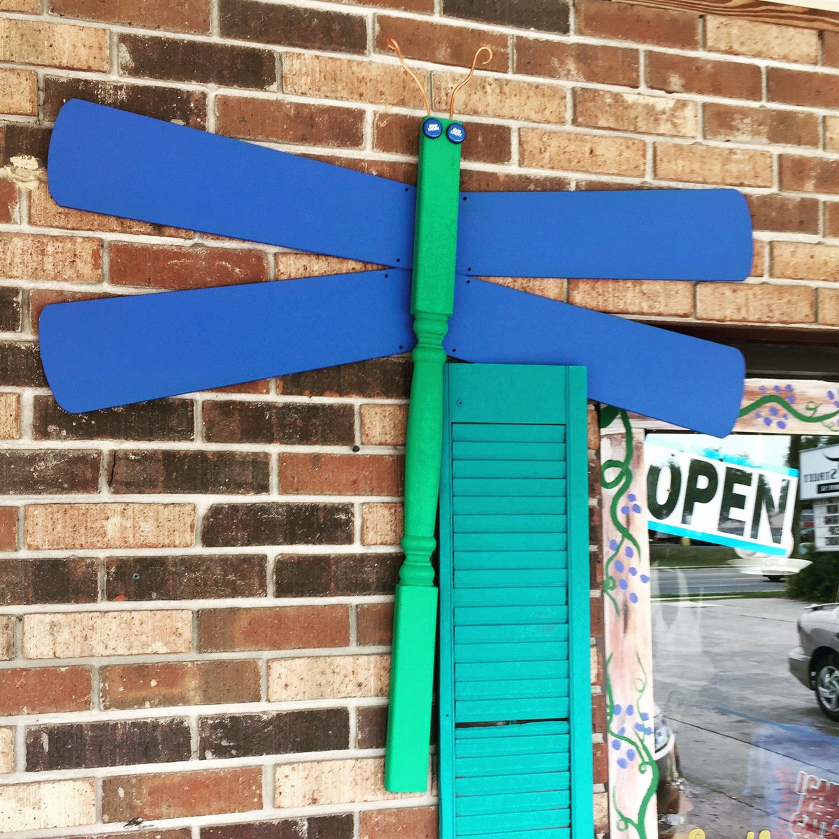 barbieandbubba's tweet photo. #dragonfly #gardenornament #upcycled #fanblades #newlife #madebybubba #paintedbybarbie https://t.co/CW8Xmmo9Cg