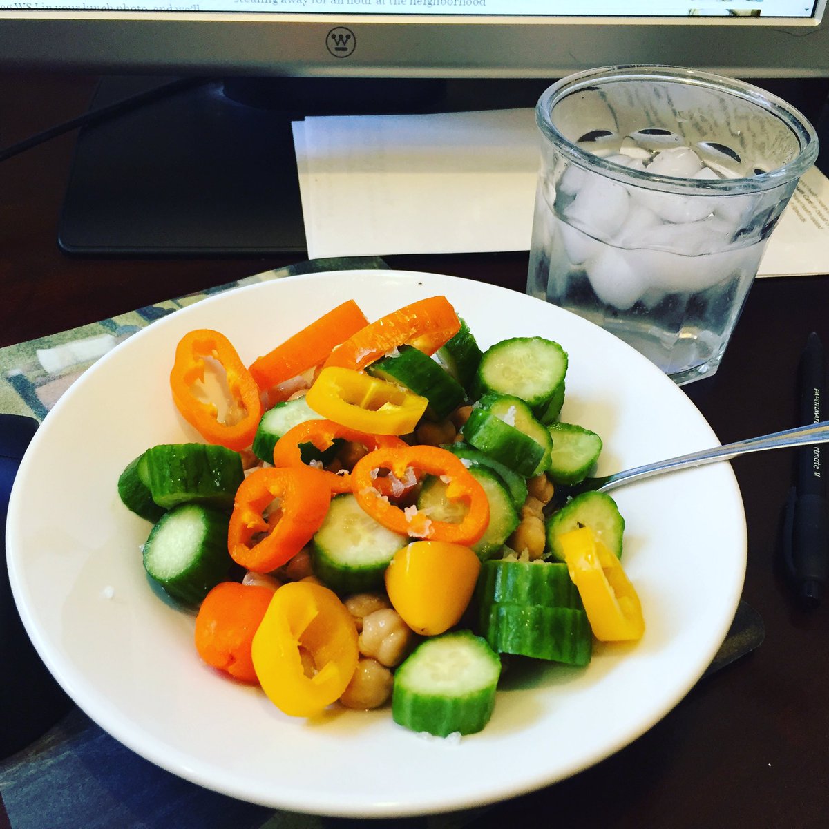 juliejargon's tweet photo. Eating while I work. #HowILunch @WSJ https://t.co/UygssMRwPP