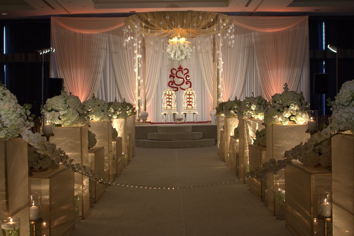 Abricoe's tweet photo. This stunning South Asian ceremony stage was an absolute head turner at the @RadissonBluAqua Chicago. #aislestyle #southasianwedding https://t.co/mWWYTSbCHR