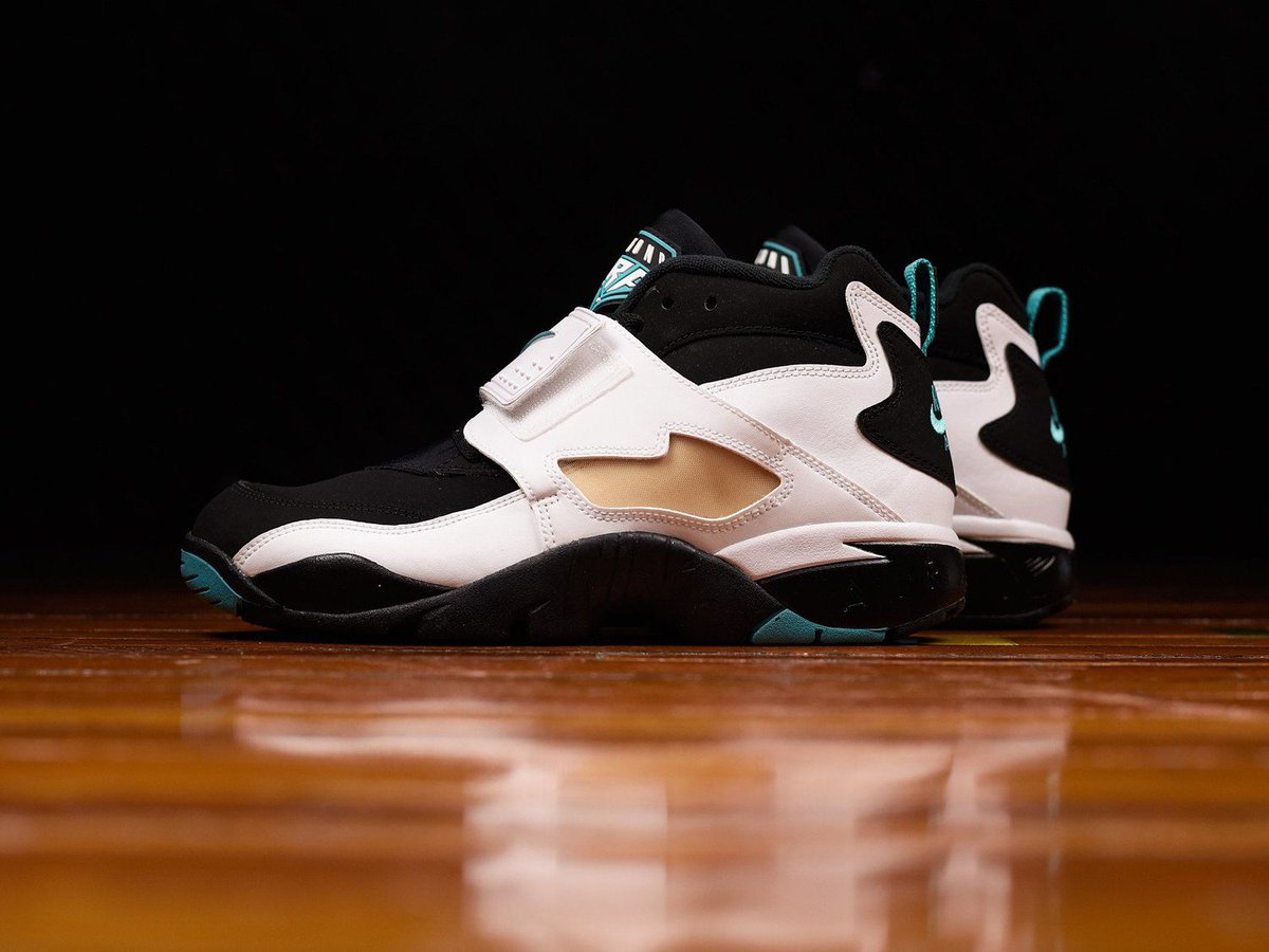 nike diamond turf emerald