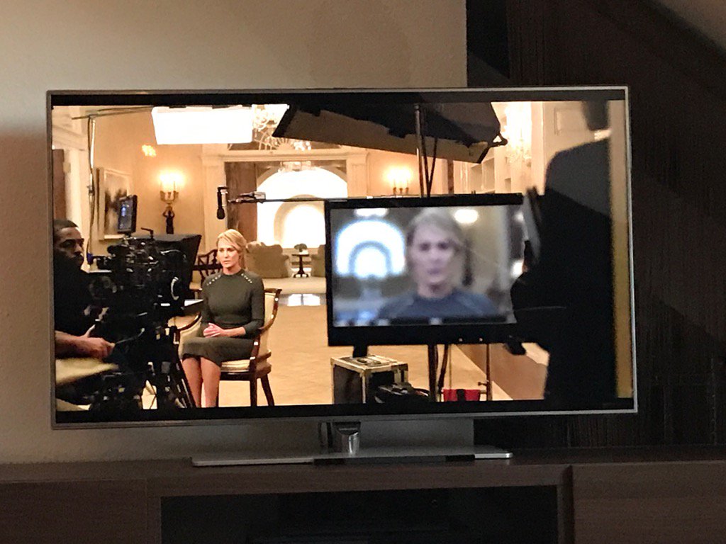 nieschwietz's tweet photo. David Fincher Fernsehgott ππ½
#binoff
#houseofcardsseason5 https://t.co/cDMTiApni4