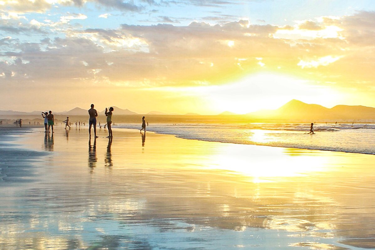 Rojigorri's tweet image. Con esta foto de una de las mejores playas canarias, la de #Famara en #Lanzarote, aprovecho para felicitar a los y las canarias en su día!!