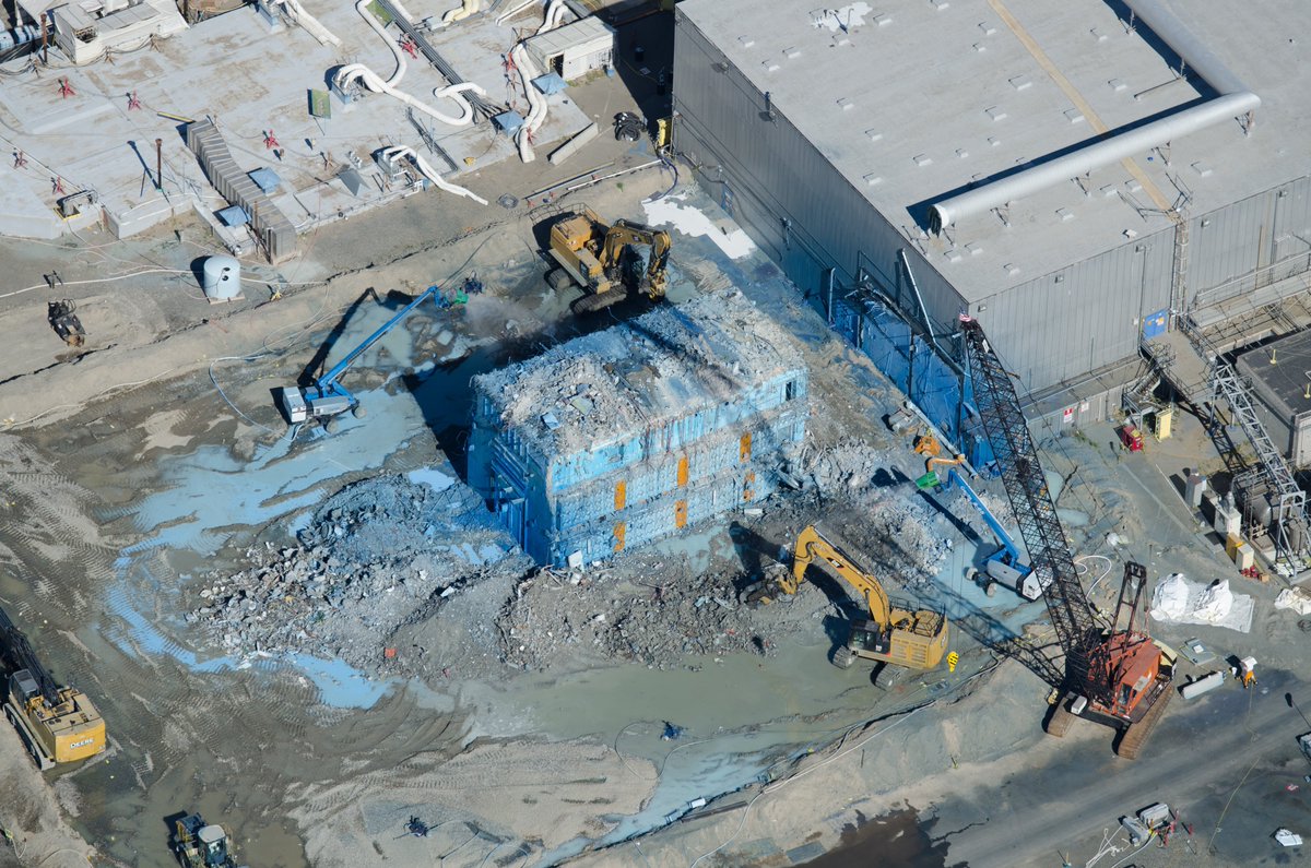 HanfordSite's tweet image. #TeardownTuesday: Crews continue making progress toward demoloshing Plutonium Finishing Plant. tinyurl.com/ybajumv4
