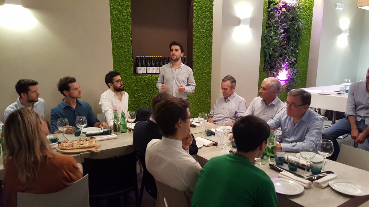 Labideemilano's tweet photo. "Alitalia: decolli e tracolli": inizia la cena con il prof @ugoarrigo. La prima regola è darsi del tu #Labidee https://t.co/6o1vtvGCcj