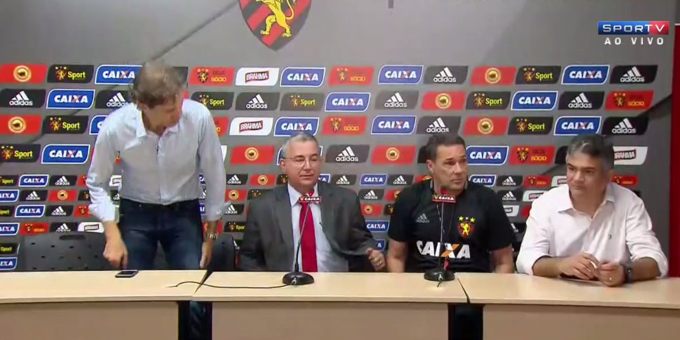 geglobo's tweet photo. AO VIVO: a coletiva de apresentação de Luxemburgo no Sport https://t.co/QttBAv4Y7T https://t.co/yj9lk9LgcZ