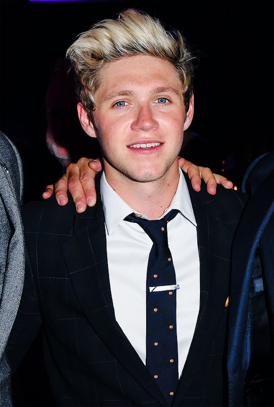 talking_ginx's tweet photo. Este lindo hombresito no fuda en ayudar a quienes realmenteclo necesitan. Si se trata de una causa benefica #Niall4MMVA https://t.co/YmURiT3YZN