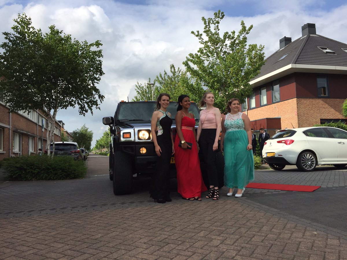 Hummertehuur's tweet photo. #Hummer voor een #gala van de #Meern naar #Woerden #MinkemaCollege @minkemacollege @gemeentewoerden #schoolgala https://t.co/m3JB3NB5bo