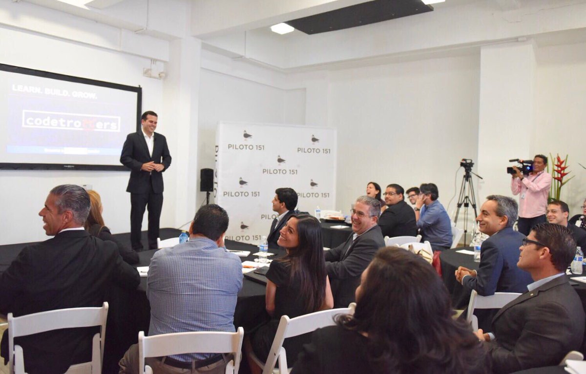 ricardorossello's tweet photo. En @piloto151 participando del Taller de Tecnología a los CIO del Gobierno de Puerto Rico que participa Tom Loosemore. https://t.co/r1BGddGlWq