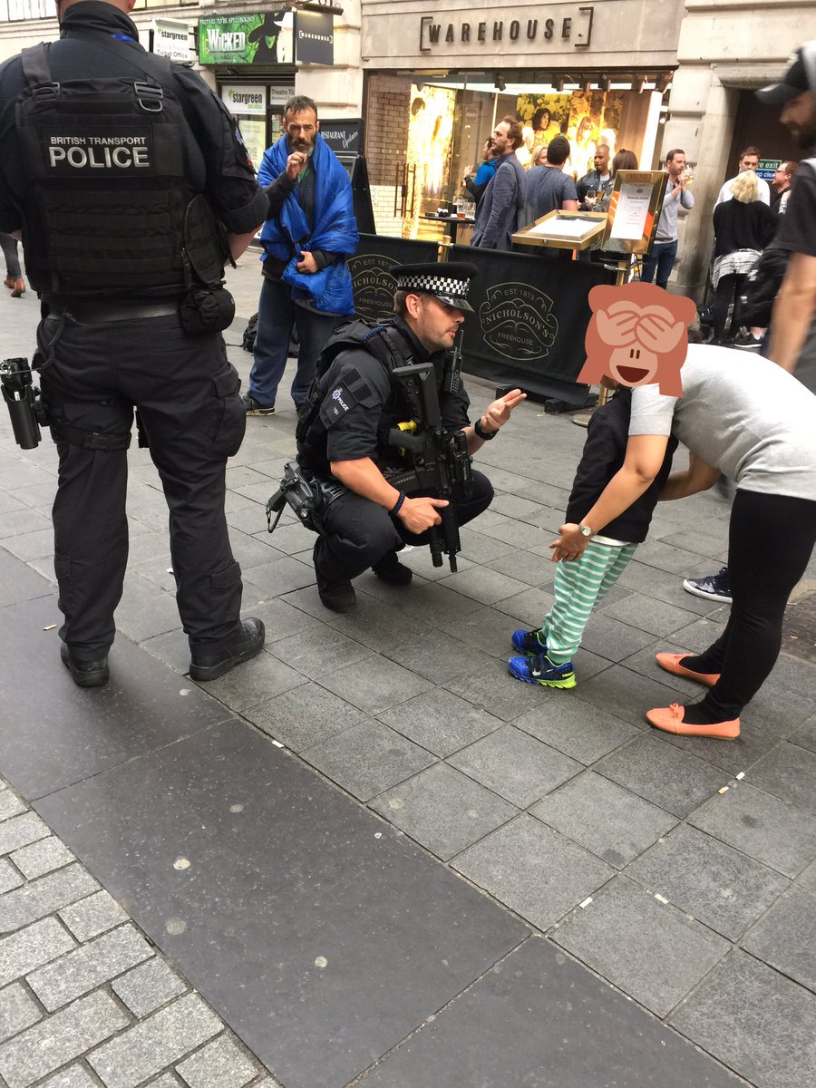 Afsomalilane's tweet photo. @metpoliceuk  on job in #London https://t.co/ZRM5Db991k