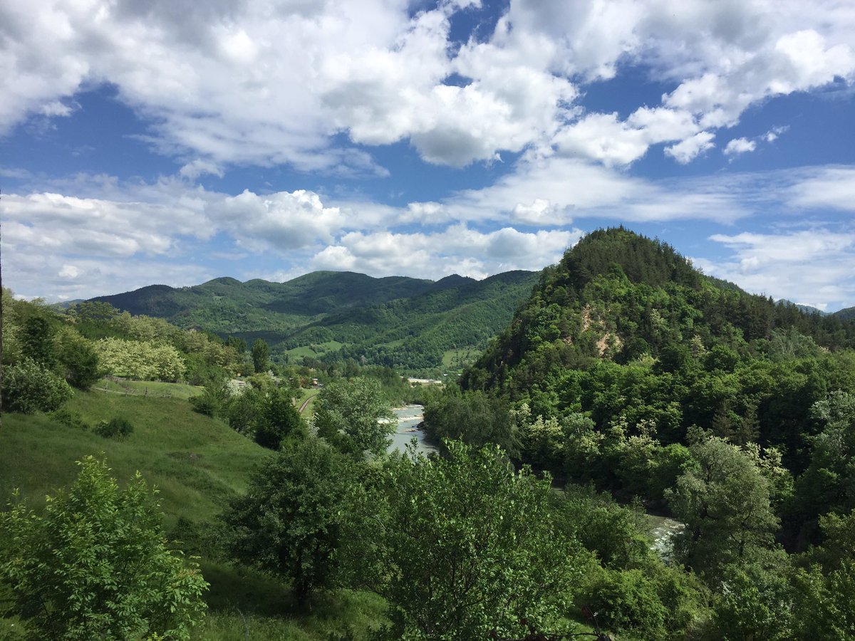 laura_quick's tweet image. Currently in the Romanian Carpathians with @boris_gailleton looking at tectonic geomorphology 😎#fieldassistant