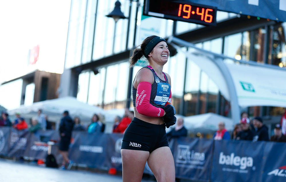 runnersworld's tweet photo. How @RunsOnFuel broke 20 minutes in the 5K (and why she wanted to) https://t.co/xZjjfBiotw https://t.co/kVmd250d1z