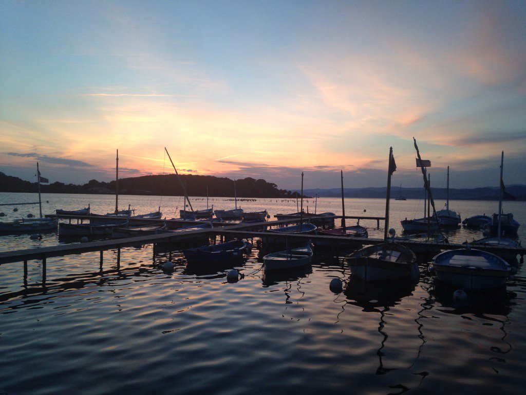 Ploumanech's tweet photo. #sunset #Mediterranee #bateau #sixfourslesplages #Photographie https://t.co/RDEherex03
