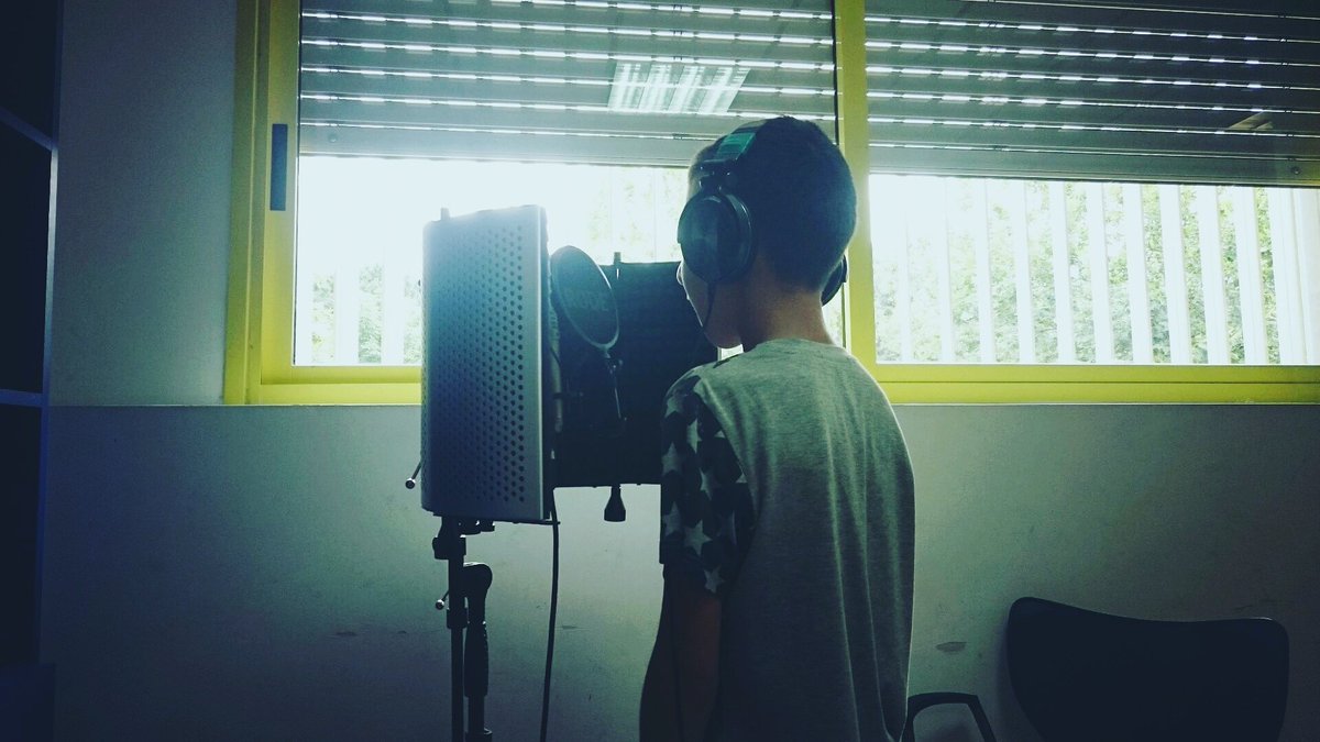 ConectaMad's tweet photo. Seguimos grabando con los chicos y chicas de 🎙 #CañadaReal con @Voces140 
Y @SuyaeOrg 
➡ con la colaboración @fundacionsgae  👏 #ConectaMad https://t.co/mW3Ut70d2l