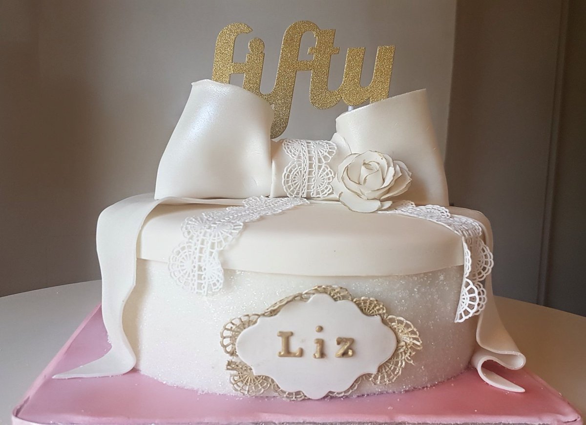 BobbieCanBe's tweet image. Another happy customer! #50thbirthdaycake #dacocakes #presentbox #ivory #amazingcakes