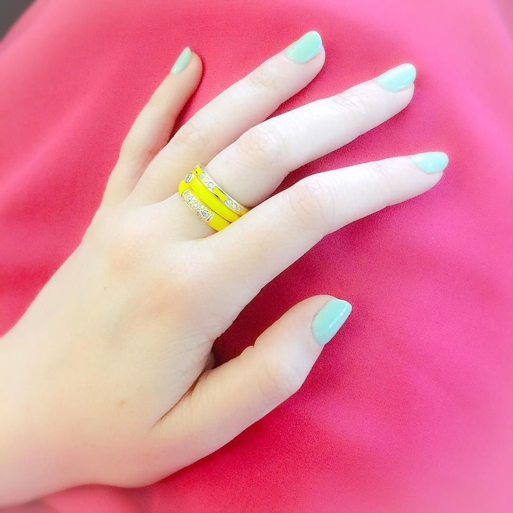 I'm trying to re-summon the sun via colorway today. ⛅️#hotpink #mintnails #stackedrings instagram.com/p/BUumpNjlGjt/