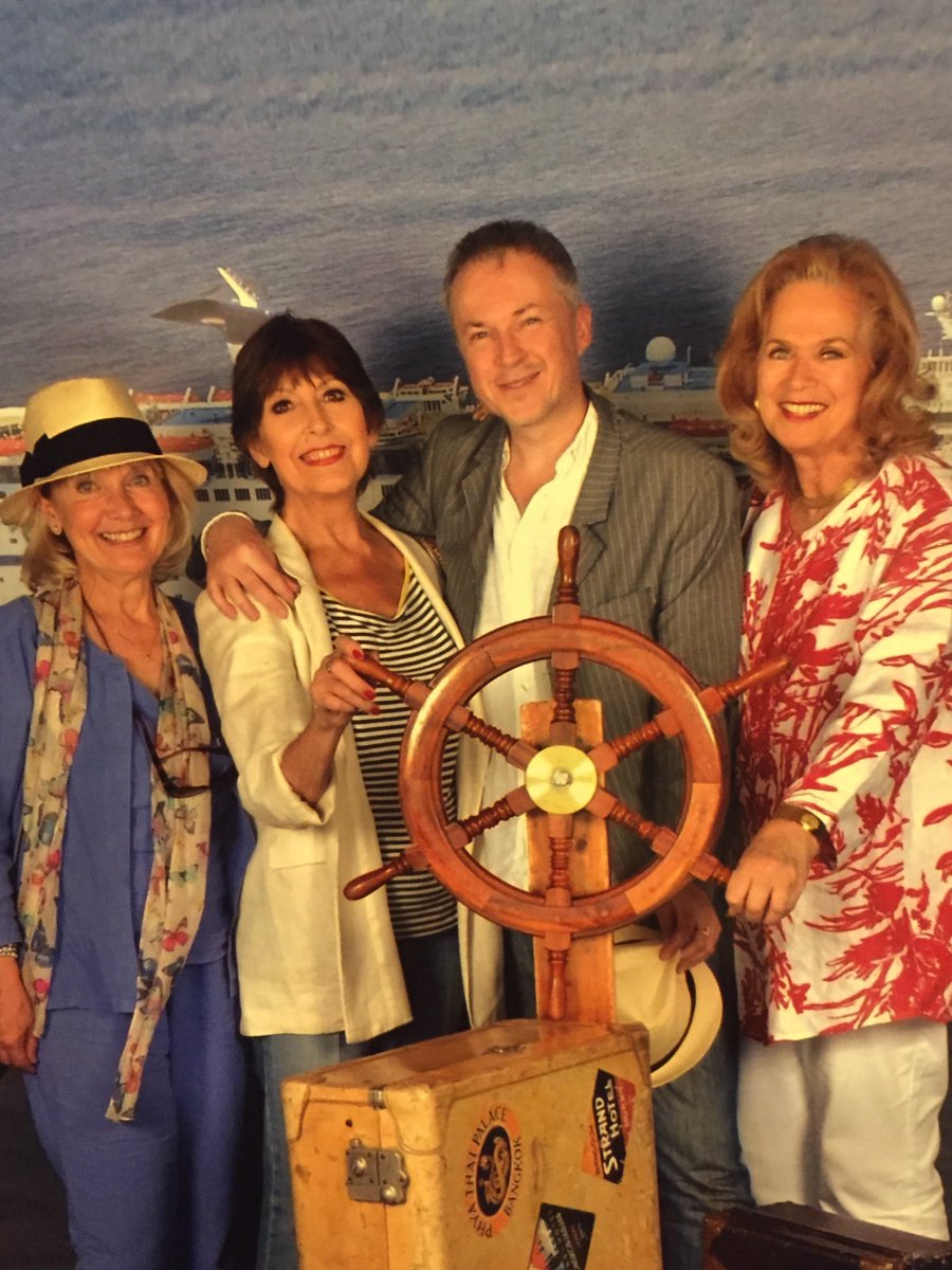 thevalerieleon's tweet photo. Hello from @msMagellan of @CMVoyages with @CarryOnJacki Anita Harris and @RobertWRossEsq https://t.co/5vicz8Zdto