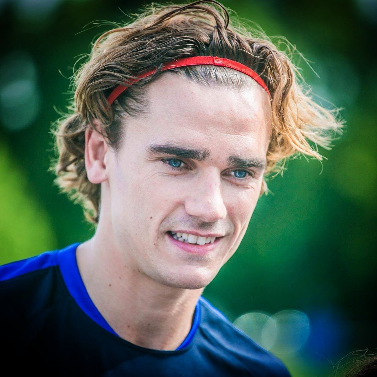 ananthaddington's tweet photo. @antogriezmann et @equipedefrance  a la rencontre des supporters à clairefontaines. Suivez moi sur instagram : https://t.co/Gxdaf9sAPE https://t.co/K2WR8OrjEI