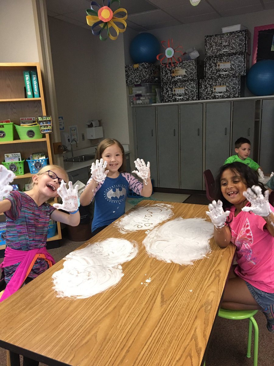 MsScholinsClass's tweet photo. Today's balloon pop... Shaving cream day! #phxfirebirds #2daystilsummer https://t.co/T7xtjMwiQM