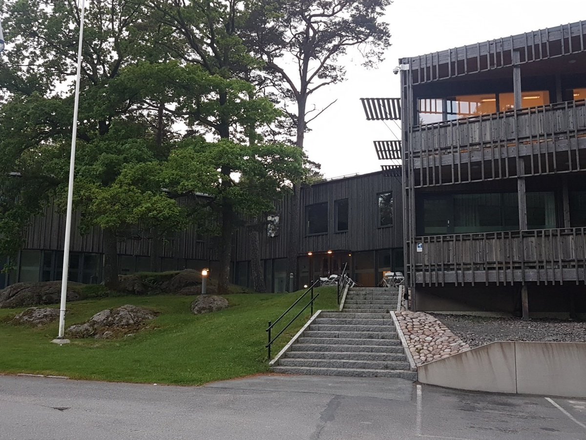 Känner mig som <a href="/MarkusWulcan/">Markus Wulcan</a>. Snart fem timmar på Kamratgårdens parkering, och ännu ingen Mister X.