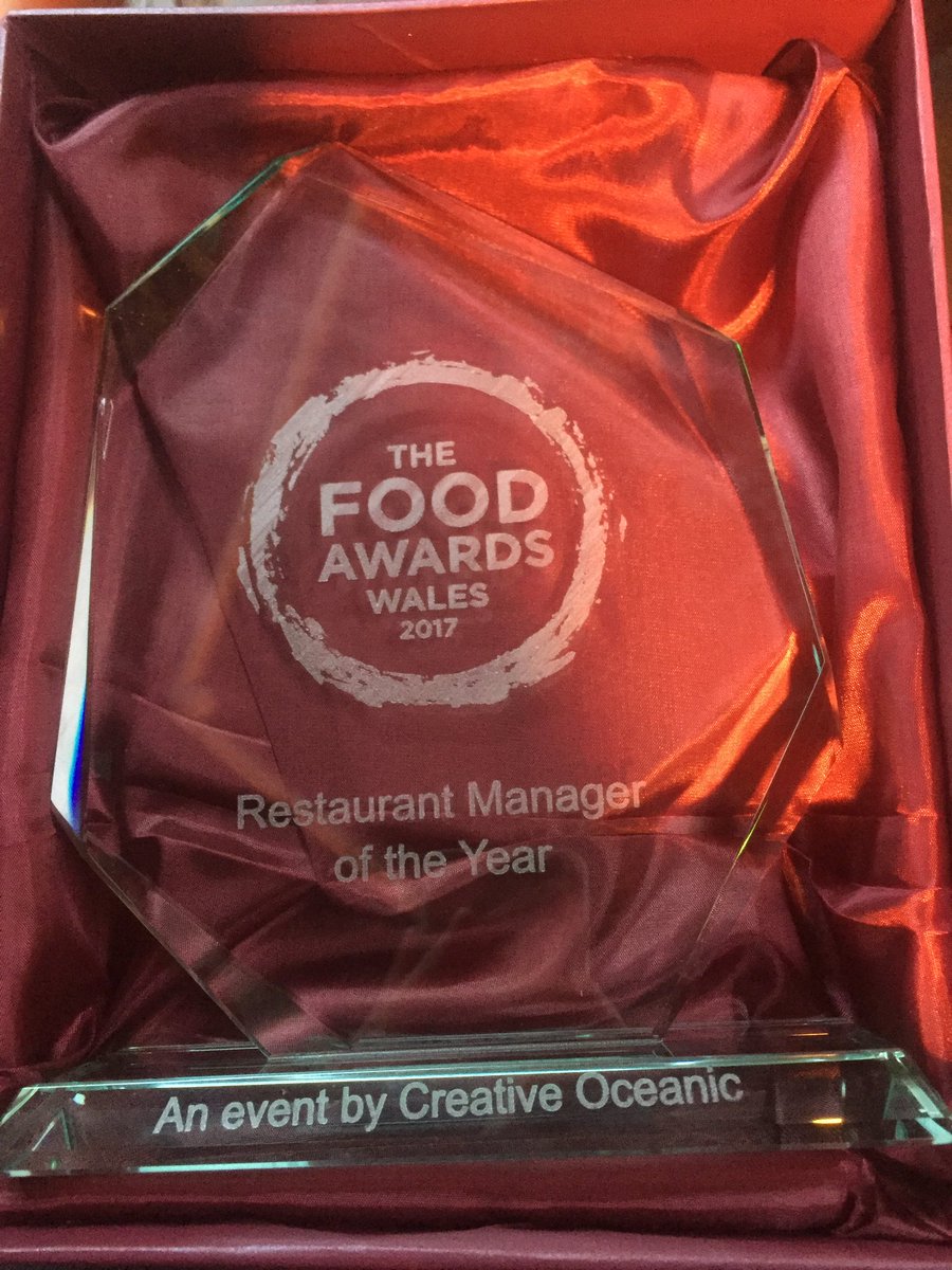 ScheifferBates's tweet photo. I got restaurant manager of the year award @pitchcardiff and I only cleared a table once when I was drunk. Thanks mum and dad. https://t.co/BilLQBYSeu