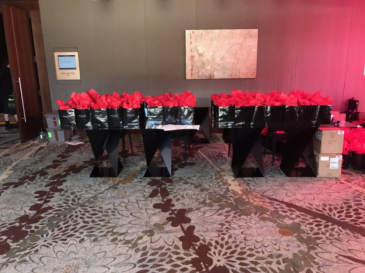 LuxLoungeEFR's tweet photo. Getting ready for the blast.
.
.
#unleashyourcreativity #setdec #setdesigner #event #eventdesign #party #design #art #luxloungeefr https://t.co/SzaFiubUsB