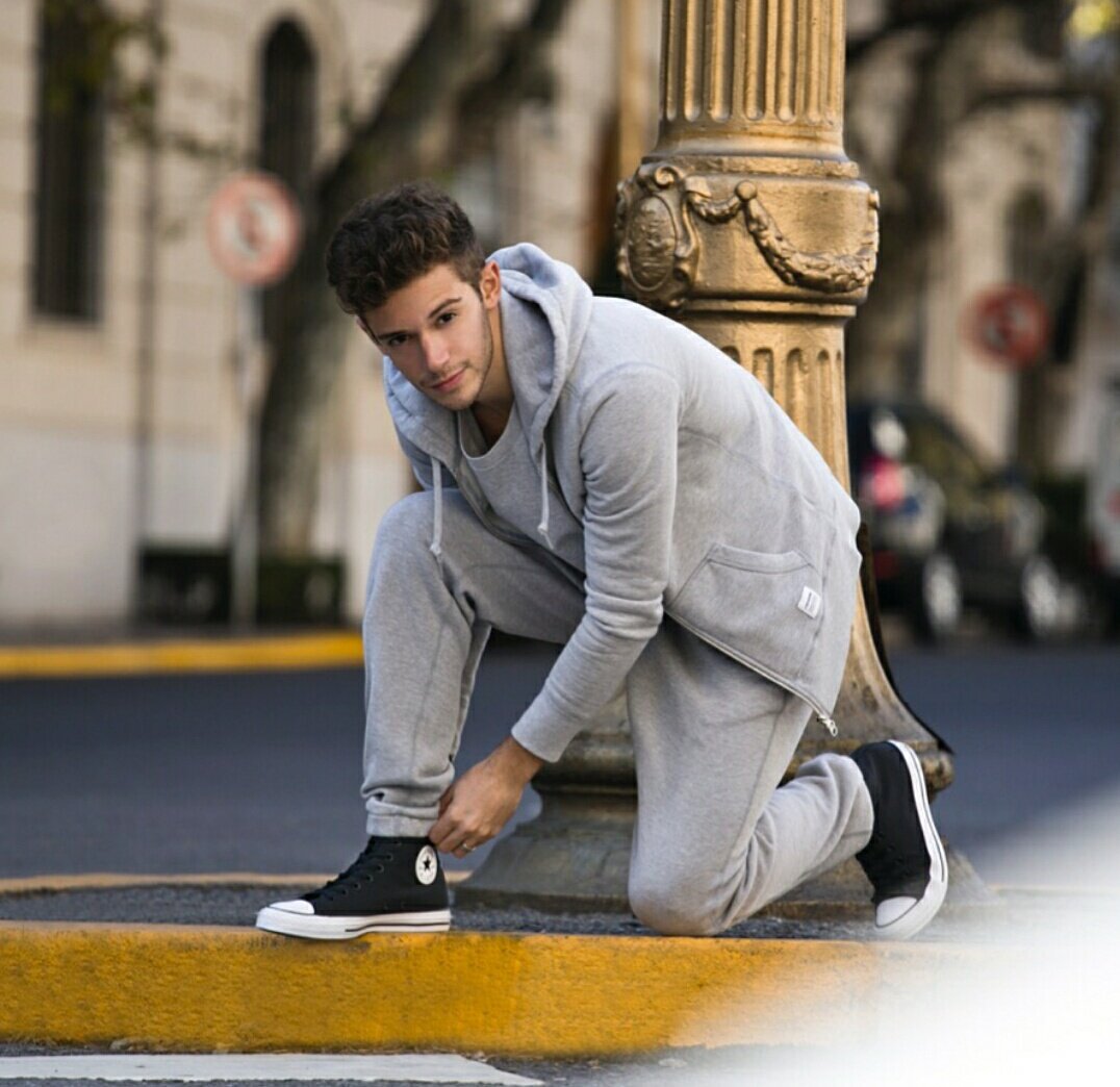 PamMaheras's tweet image. &quot;Un nuevo estilo mi esencial!  #ConverseEssentials&quot; @_ruggero via IG