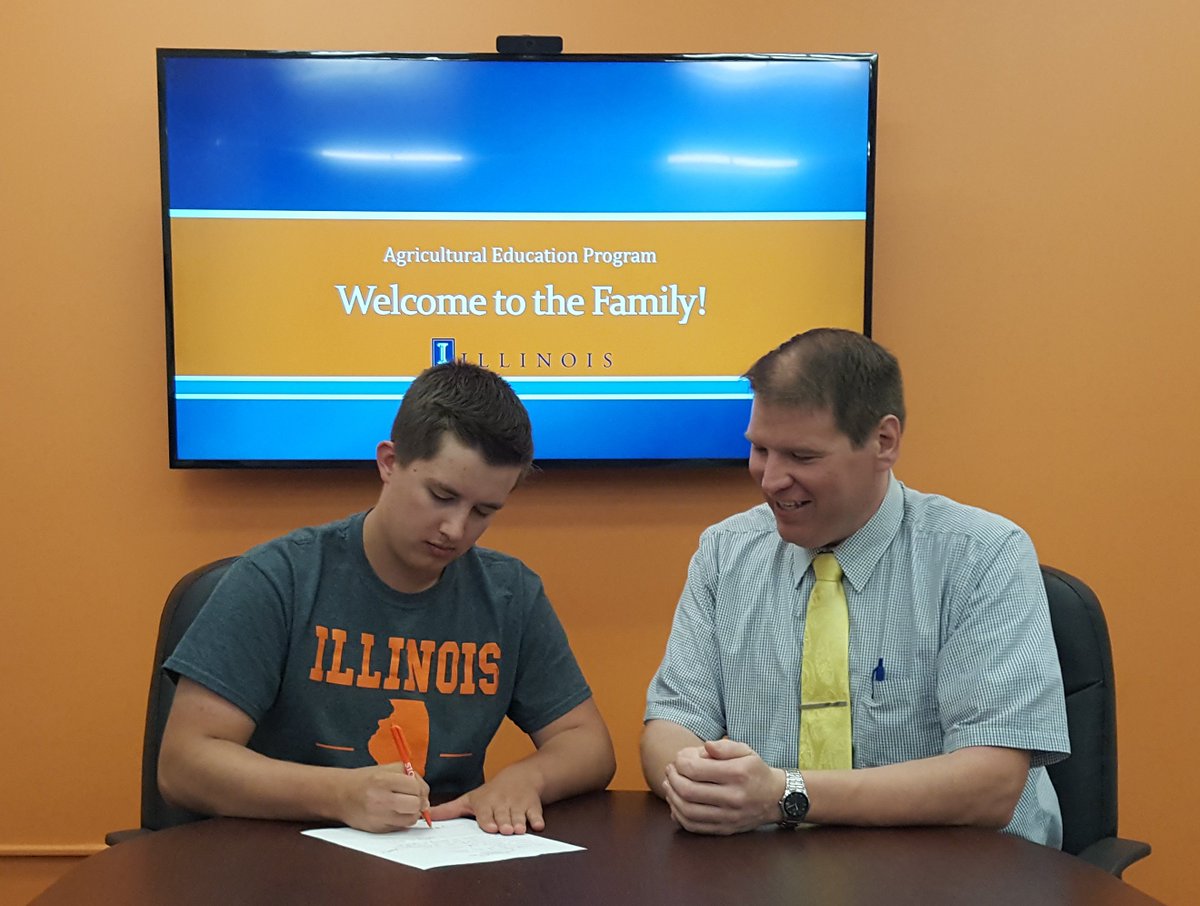 illinoisALEC's tweet photo. Class of 2021 students -- Kristen (@stjoeogdenffa) &amp; Joseph (@WaterlooFFA) -- registered for fall classes today. Welcome to @ACESIllinois! https://t.co/Ixx08pPWU8