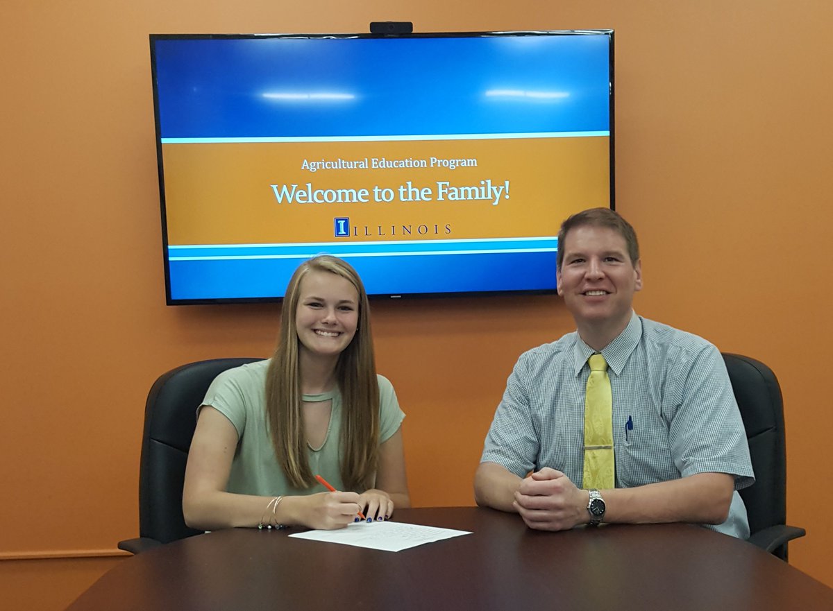 illinoisALEC's tweet photo. Class of 2021 students -- Kristen (@stjoeogdenffa) &amp; Joseph (@WaterlooFFA) -- registered for fall classes today. Welcome to @ACESIllinois! https://t.co/Ixx08pPWU8