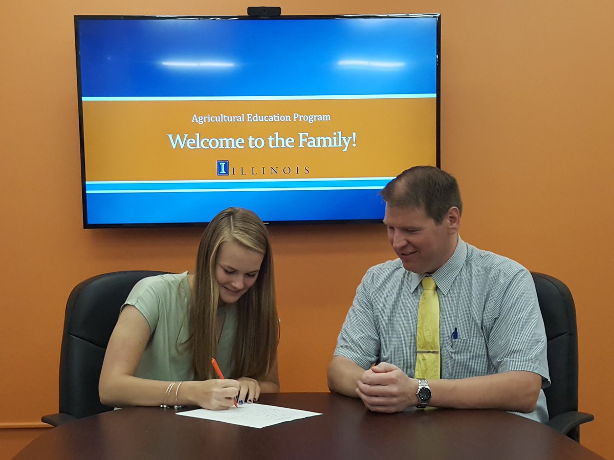 illinoisALEC's tweet photo. Class of 2021 students -- Kristen (@stjoeogdenffa) &amp; Joseph (@WaterlooFFA) -- registered for fall classes today. Welcome to @ACESIllinois! https://t.co/Ixx08pPWU8