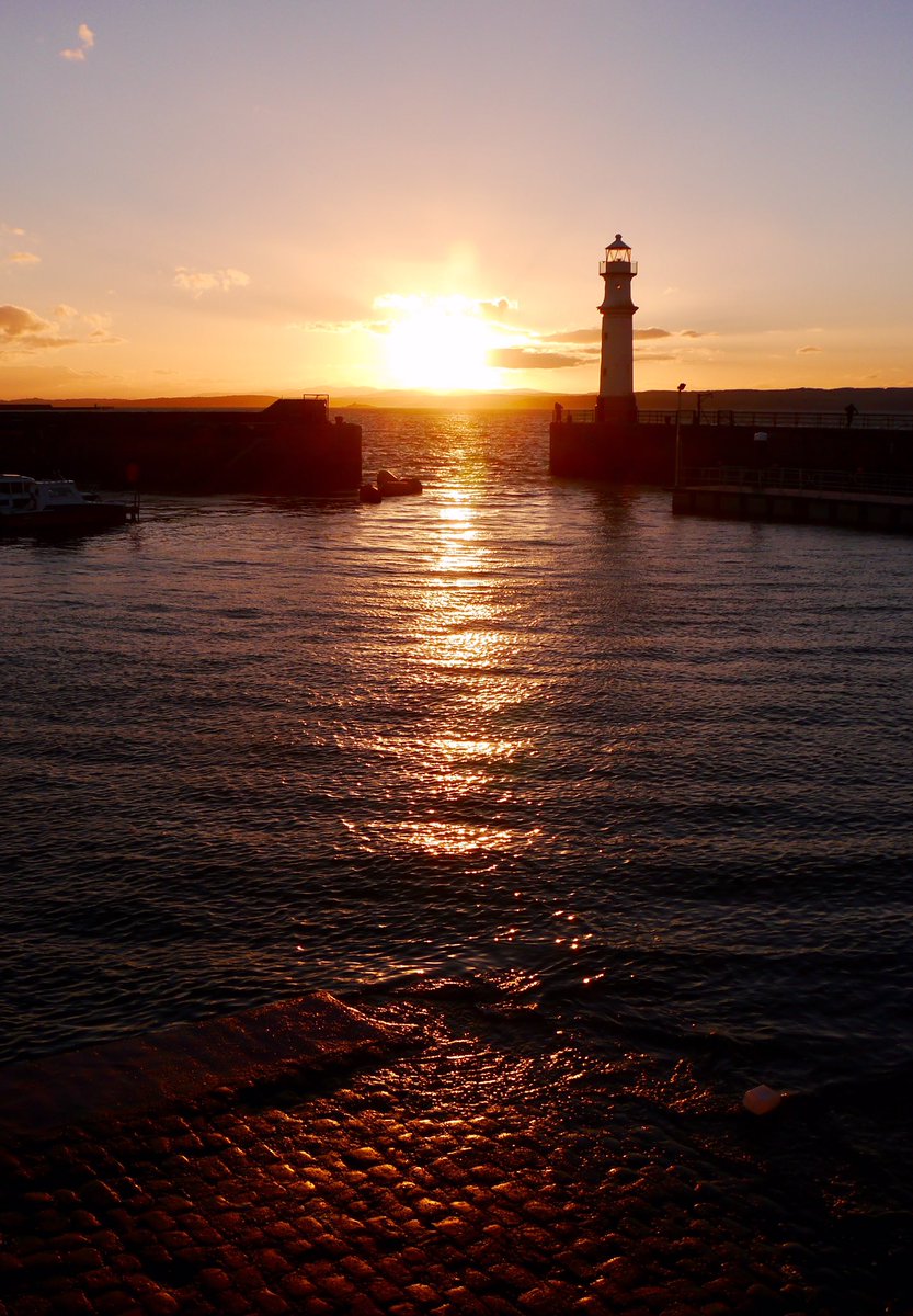edinspotlight's tweet photo. Live from Newhaven. 9.21pm. #Edinburgh https://t.co/7wLl24lOvp