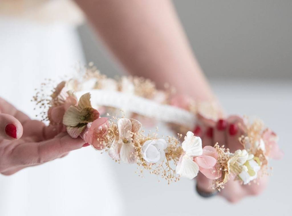 Sisterstocados's tweet photo. Naturales, sencillas y muy románticas, coronas que nunca pasan de moda. 
#sisterstocados #tocados #coronadeflores #flowercrowns #invitadabo… https://t.co/hEd5s7jNCF