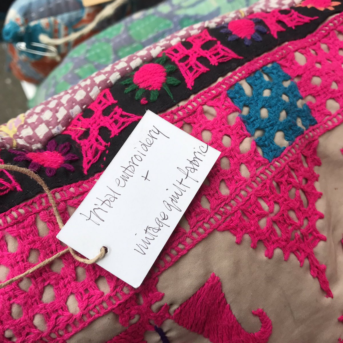 STORYTELLING • HANDMADE
Het verhaal maakt dat je van het ontwerp gaat houden; fairtrade en origineel, verhalend, eyecatcher. Ook verliefd?