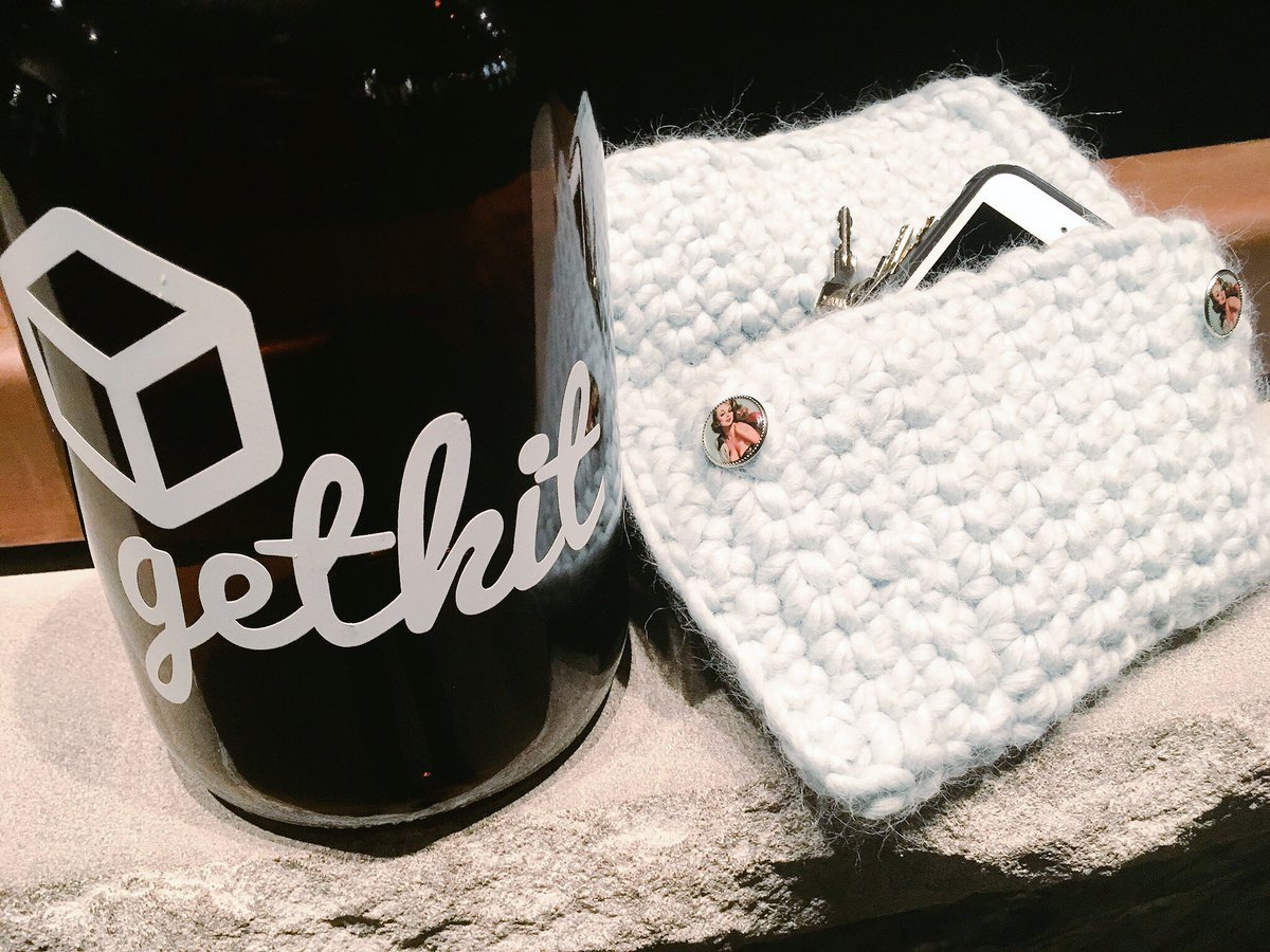 The_LadyCave's tweet photo. Think this #crocheted clutch bag is fiiine? We do! We especially like the pin-up girl buttons. Make it at our upcoming events! #GetKitLive https://t.co/DKJEy74PLH