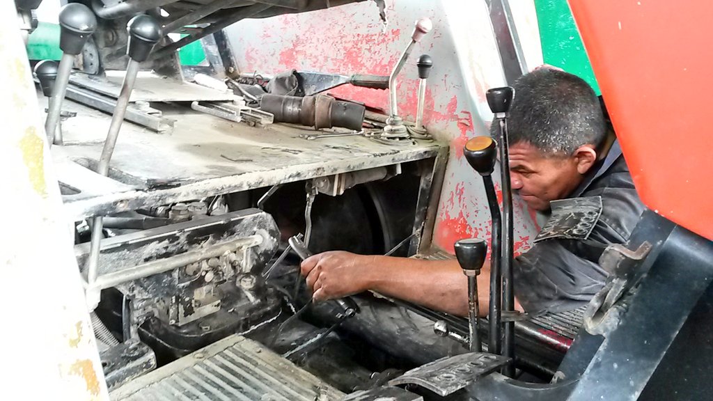 ESPCQuibor's tweet photo. Porque la meta es mantenernos operativos, seguimos empeñados en sacar más maquinarias operativas. #Mecánicos Rafael Freitez y Antonio Pérez https://t.co/sNVMBfl0P4