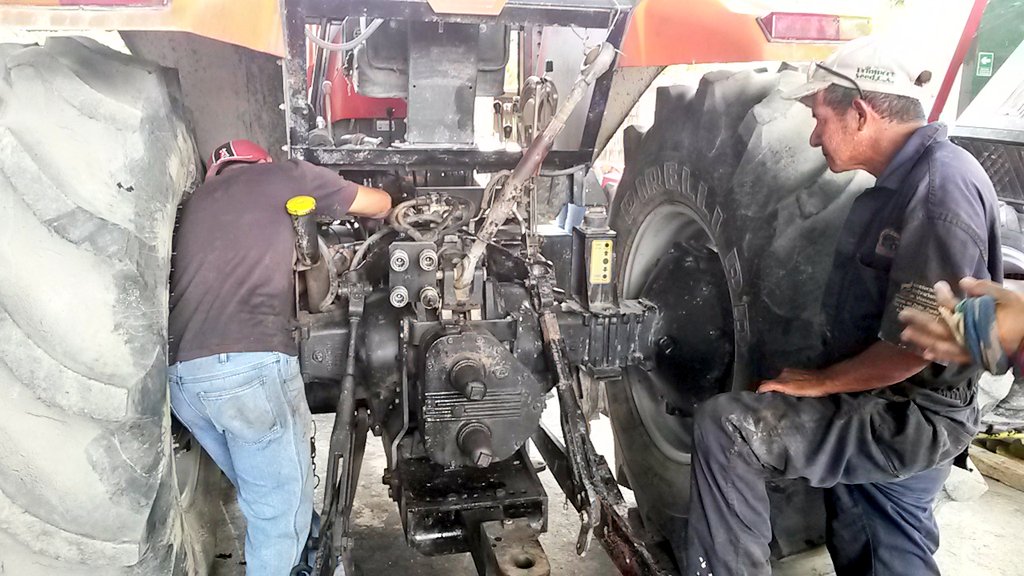ESPCQuibor's tweet photo. Porque la meta es mantenernos operativos, seguimos empeñados en sacar más maquinarias operativas. #Mecánicos Rafael Freitez y Antonio Pérez https://t.co/sNVMBfl0P4