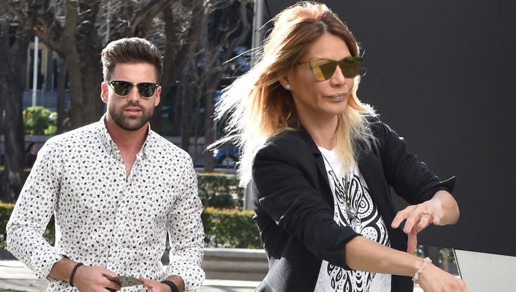 Srta_Pons's tweet image. Servone acudiendo al cementerio de carpetas de #GHVIP5 para reponer las flores.