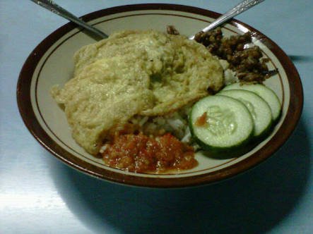 Gilamahasiswa's tweet photo. Thanks wajan, telor, sambel sisa lalapan td malam &amp; kompor yang sudah memahami arti tanggal tua bagi kami MAHASISWA! https://t.co/naNs61sP3K