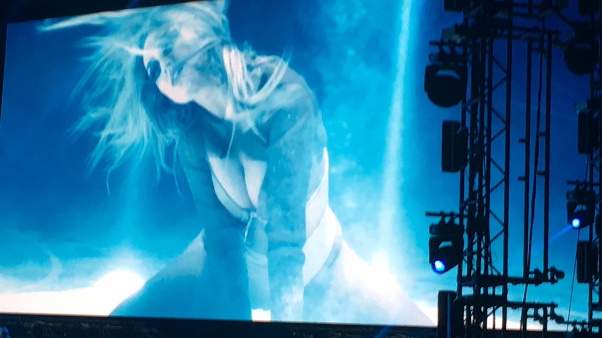 LittleMixlTALIA's tweet photo. È stato davvero un concerto FANTASTICO. Oh e vogliamo parlare dei tour screens? x #GloryDaysTourMilano https://t.co/vi5ckEaEdU