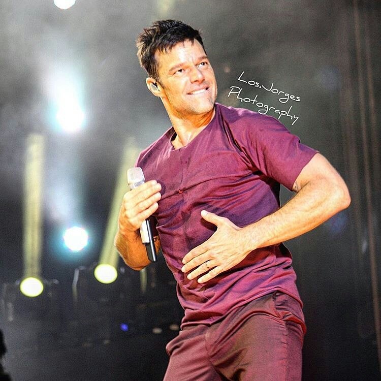 RM_Forever1's tweet photo. @Regrann from @los.jorges  -  #rickymartin #2danochedeconcierto #plazadeToros #Valencia #Valencia2 #oneworldtour  - @ricky_martin 😍😙❤❤ https://t.co/13iLSxuuLO