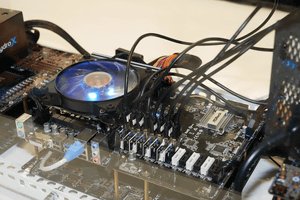 pc_watch's tweet photo. ASRock、ビデオカードを13枚装着できる“変態”マザーボード https://t.co/rVdqzYm1fC https://t.co/q3OZ4G5WKq