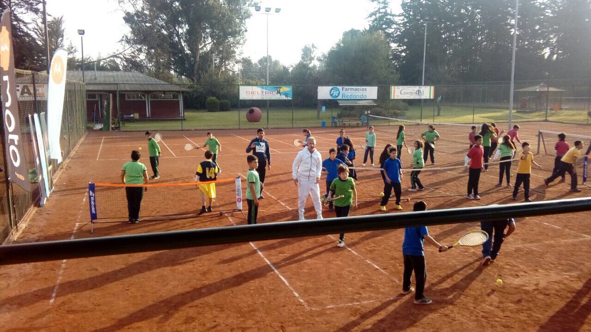 TenisMelipilla's tweet photo. @ContactoTLGTE @RadioPrensa @CGPMedios, Escuela de tenis Horacio De La Peña en club de tenis Melipilla....con Horacio dirigiendo en persona https://t.co/8mPhP3tskF
