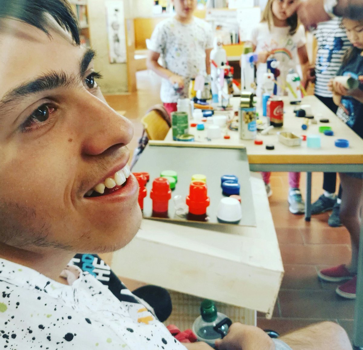 F_Itinerarium's tweet photo. Taller de robots del Joan aquest dimarts a Viladecavalls #JoanRobots #materialreciclat #artesania @ArnedoJoan 🤖 https://t.co/mqEJnctSPo